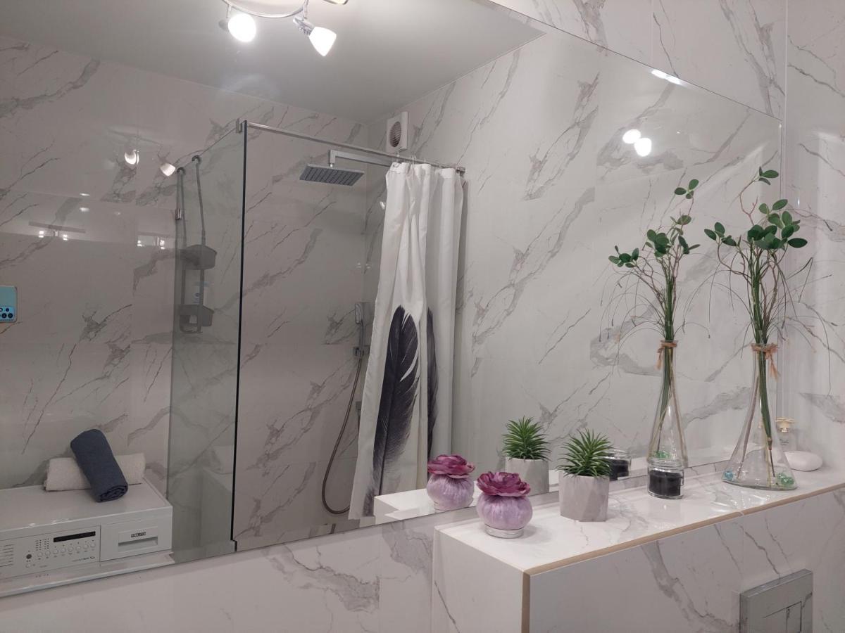 Apartment центр елітновобуд яровиця 11 *